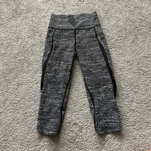 Black and White Lululemon cropped leggings